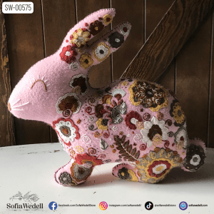 Conejo de fieltro bordado floral